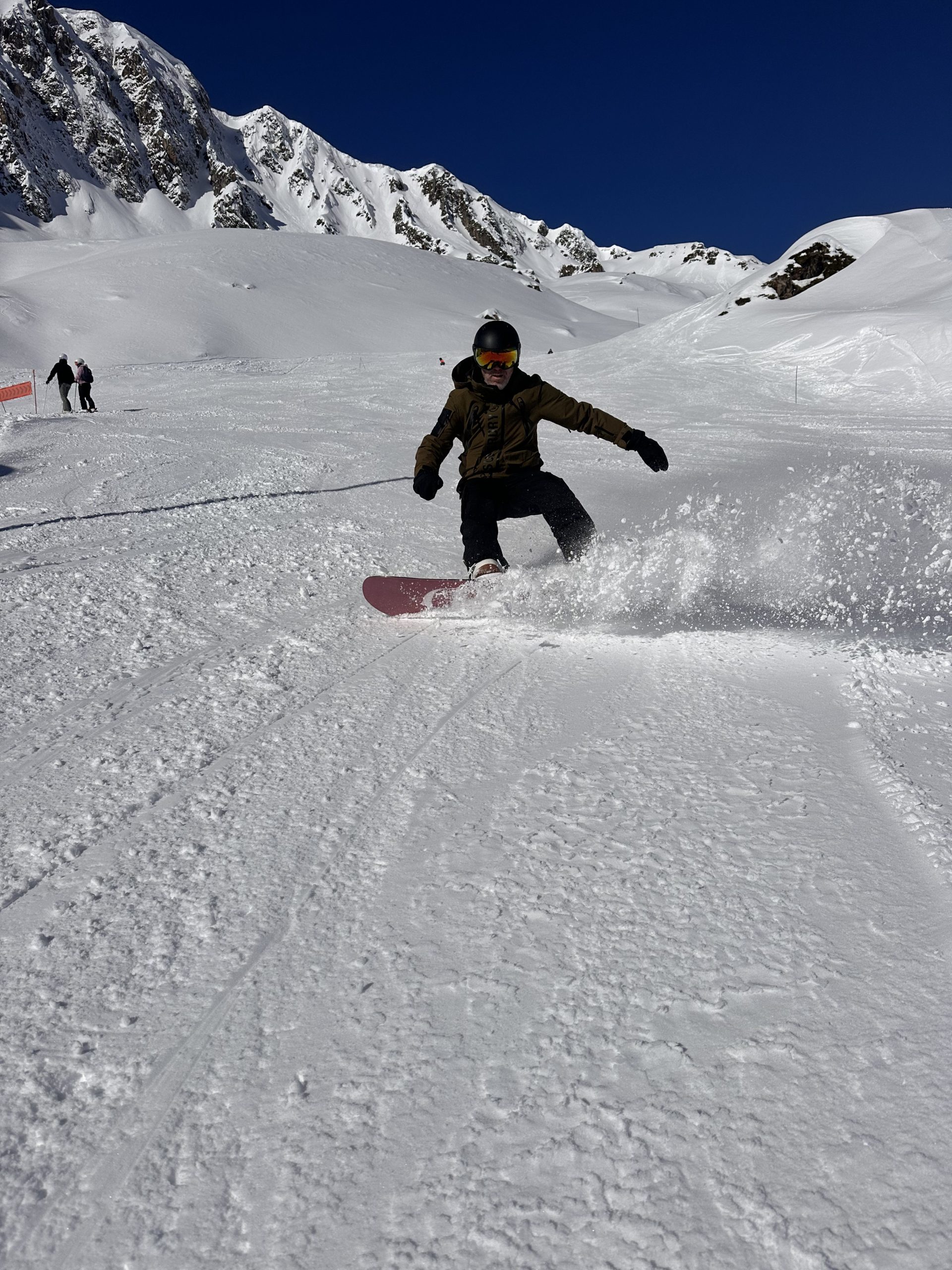 Ski dans les montagnes enneigées